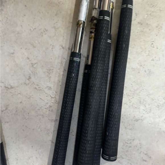 Tour Edge 5 Pc Iron Set In Right Handed 
Steel shafts - Picture 2 of 9